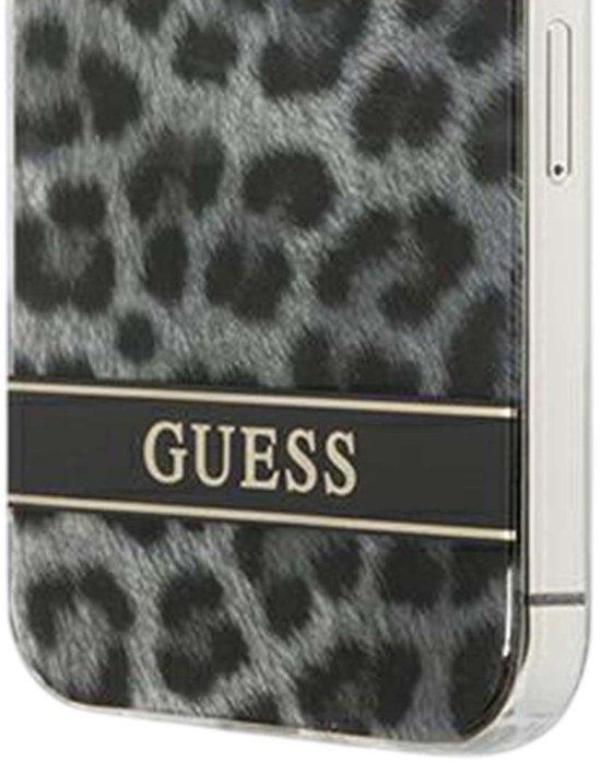 Coque de téléphone imprimé léopard gris et noir avec le logo 'GUESS' sur une bande noire.