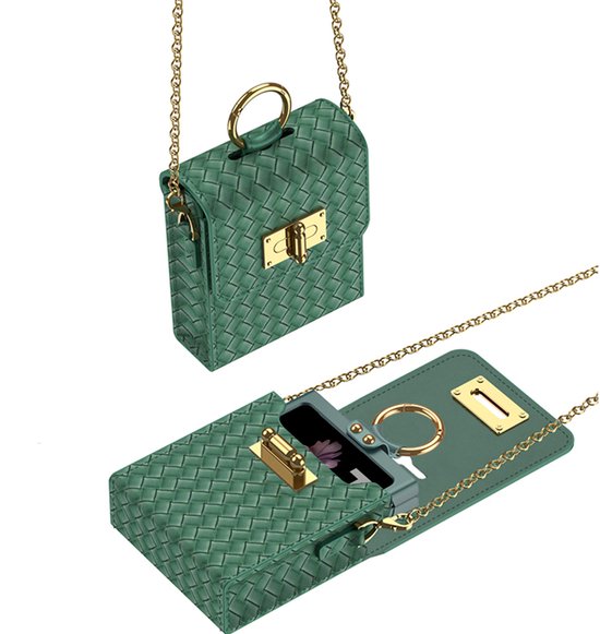 Étui de téléphone vert en forme de sac, s'ouvrant, avec détails dorés et chaîne.