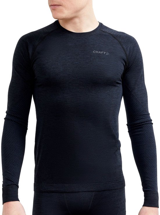 Homme portant un sous-vêtement thermique Craft noir à manches longues et tissu chiné.