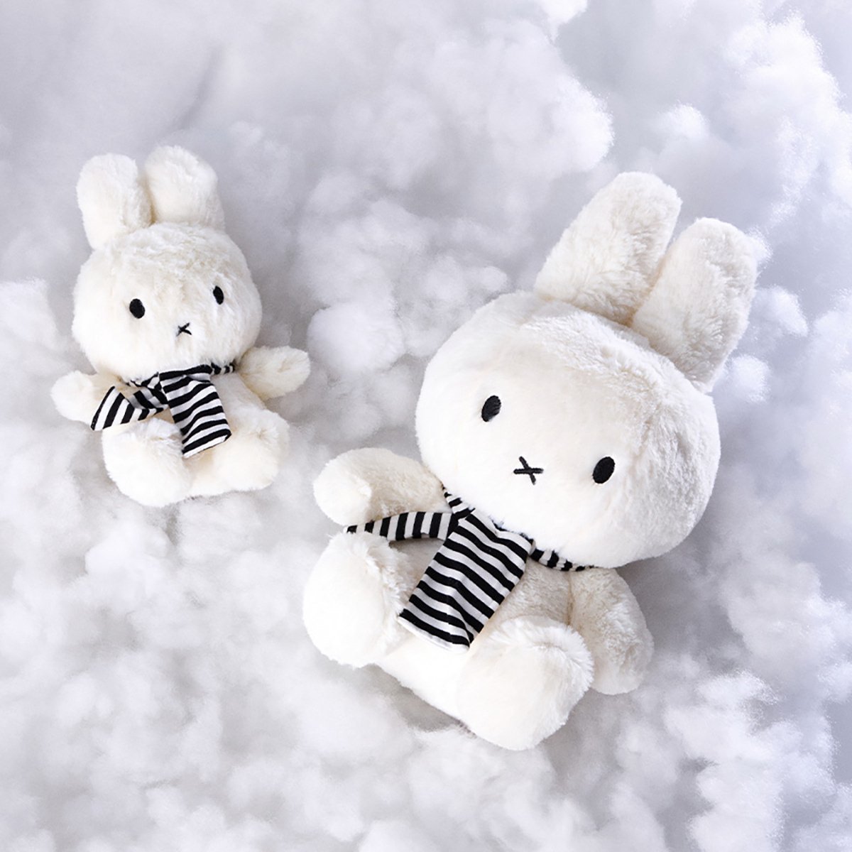 Nijntje zittend met Sjaal - Knuffel - 23 cm - Wit — afbeelding 2