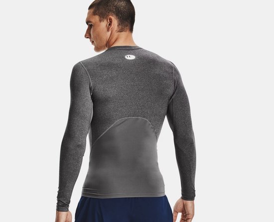 Achterkant van een man in een grijs Under Armour sportshirt met grijze panelen.