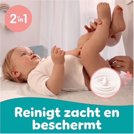 Un bébé est allongé sur le dos et est soigné avec des lingettes Pampers Sensitive. "Nettoie en douceur et protège".
