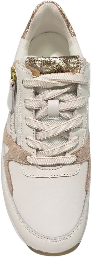 Voorkant van witte sneaker met roze en gouden accenten, veters en rits.