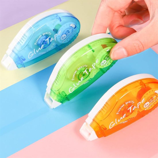 Hand houdt een groene lijmroller vast, met een blauwe en oranje ernaast op een kleurrijke achtergrond.