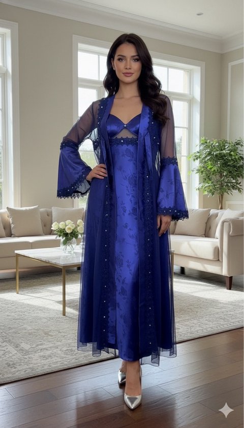 Robe en satin avec un long pardessus transparent et des détails en kanten – Tenue de soirée élégante – Bleu marine