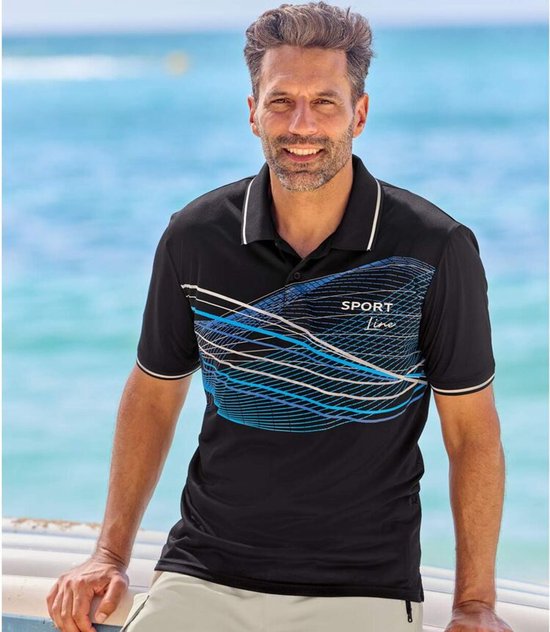 Man in zwart poloshirt met witte kraagrand en grafische print van blauwe lijnen op de borst.