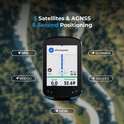 Zwarte fietscomputer met blauwe accenten, die GPS-satellieten toont met route-informatie.