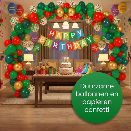 Une arche de ballons de Noël rouge, verte et dorée décore une maison, avec une bannière 'Happy Birthday' à l'intérieur.