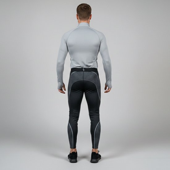 Man van achteren met grijze top en zwarte legging met grijze lijnen en ruitpatroon. Zwarte sneakers.