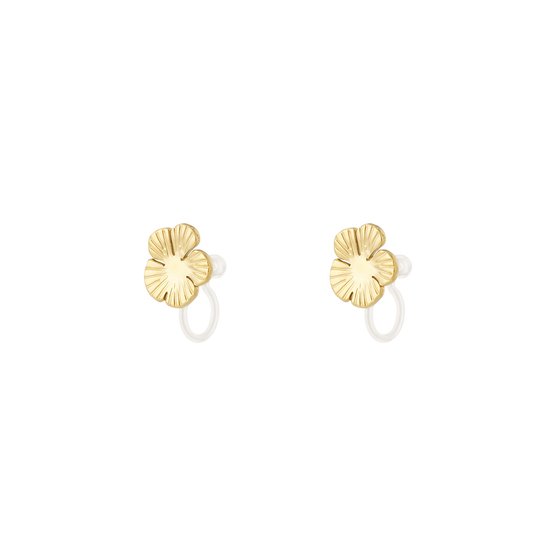 Een paar gouden bloem clipoorbellen met geribbelde blaadjes.