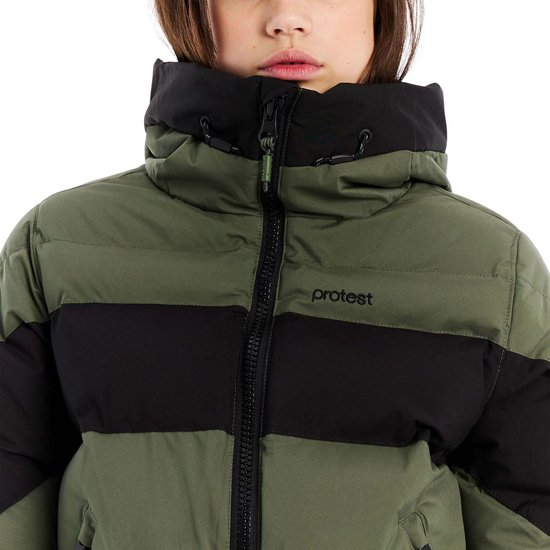 Close-up van een groene winterjas met zwarte horizontale banen.