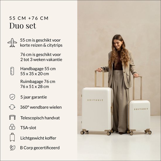 Vrouw met twee witte koffers, een grote en een handbagage, met gouden details.
