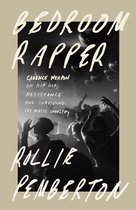 Boekomslag 'Bedroom Rapper' met de tekst 'CADENCE WEAPON ON HIP HOP, RESISTANCE AND SURVIVING THE MUSIC INDUSTRY ROLLIE PEMBERTON' en een z/w foto van een concertpubliek.
