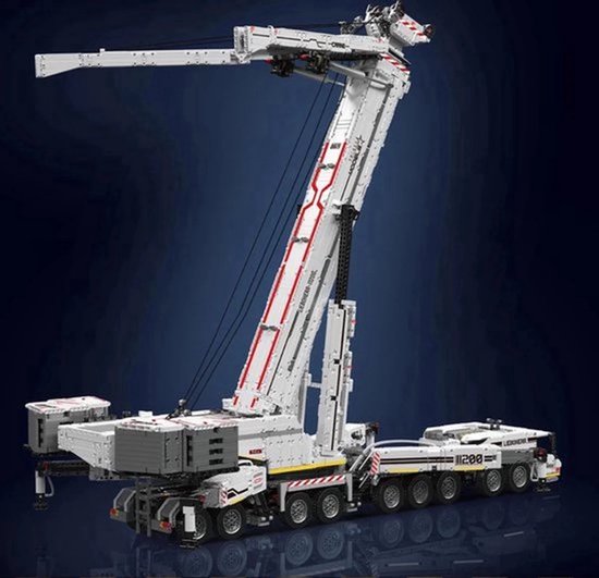 Wit bouwsteentjes kraanmodel met de hijsarm omhoog.