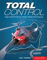 Livre 'Total Control' avec texte blanc sur fond bleu. Motard sur moto rouge au premier plan.