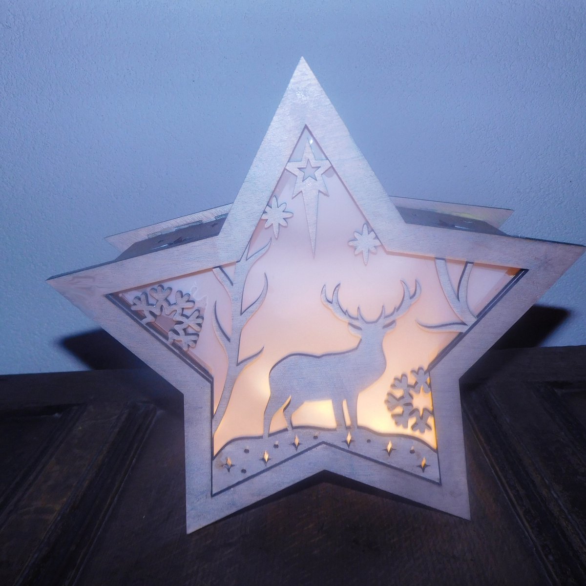 Hetty’S – Houten Grey Wash - Kerstster met Lampjes – 30 x 30 x 11 cm – Hert, Sterren & Sneeuwvlokken