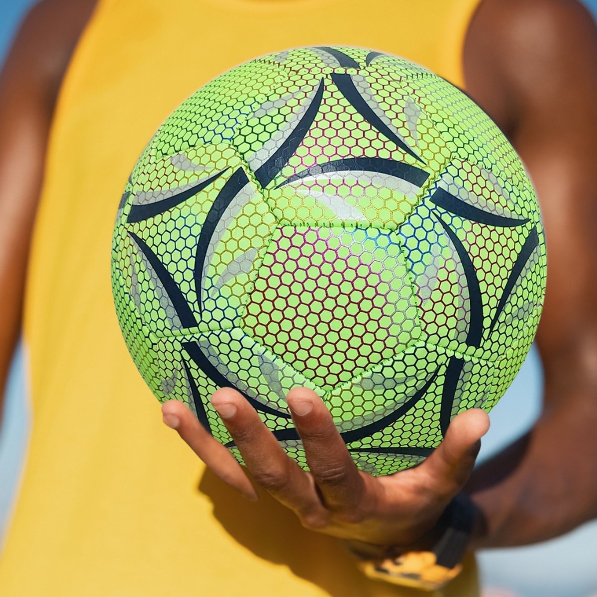 VIVE Fitness - Fluorescerende Voetbal - Lichtgevend - Geel-Limoen — cadeau in Spellen & Speelgoed - foto 5