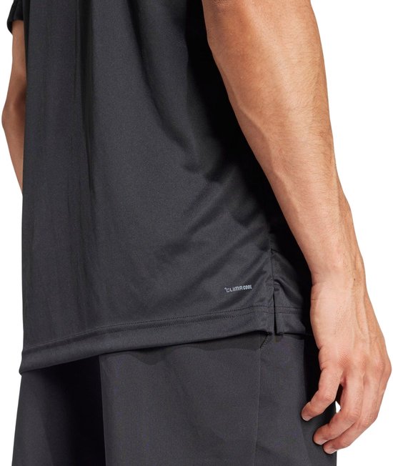 Detail van een donkergrijs Adidas tennis t-shirt met 'ClimaCool' op de zoom.