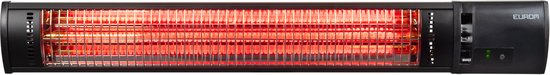 Zwarte terrasverwarmer met gloeiende rode verwarmingselementen.