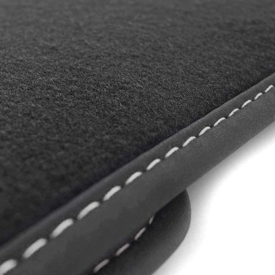 Velours automatten voor Golf 8 Tuning Accessoires Zwart Set 4 Delig met Zilveren Stiksel van Tuning Accessoires — afbeelding 2