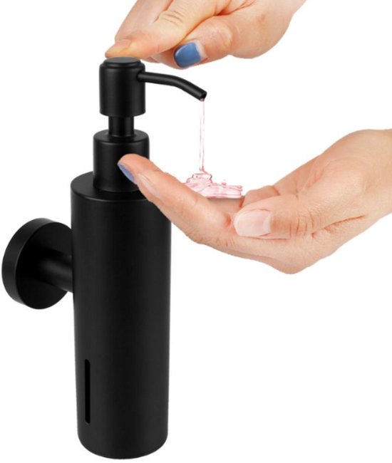 Een hand drukt de pomp van de zwarte wandzeepdispenser in, zeep valt in de hand.