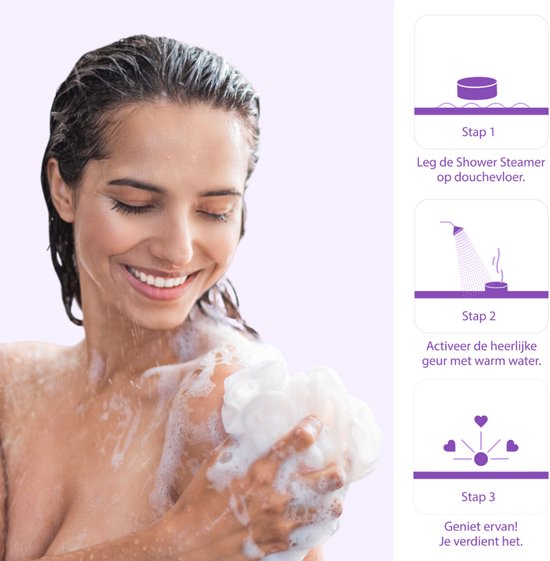 Vrouw geniet van een douche met Steamily shower steamer, met stappenplan: leg steamer neer, activeer geur met water, geniet.