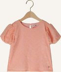 Voorkant van een perzikkleurige blouse met kanten textuur, korte pofmouwen en een decoratieve rand.