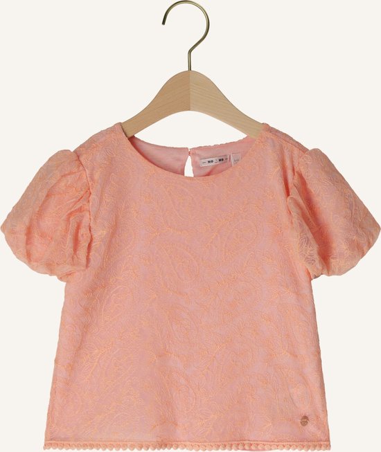 Voorkant van een perzikkleurige blouse met kanten textuur, korte pofmouwen en een decoratieve rand.