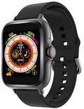 Zwarte smartwatch met een kleurrijk scherm dat hartslag, tijd, stappen en muziek toont.