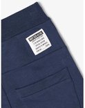 Label op donkerblauwe joggingbroek met tekst: NMT 028-65196 LOOK UP & GET LOST SPECIAL EDITION CREATED TO IMPRESS.
