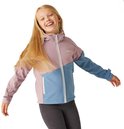 Lachend meisje met lang blond haar, draagt een roze en lichtblauwe softshell jas met rits.