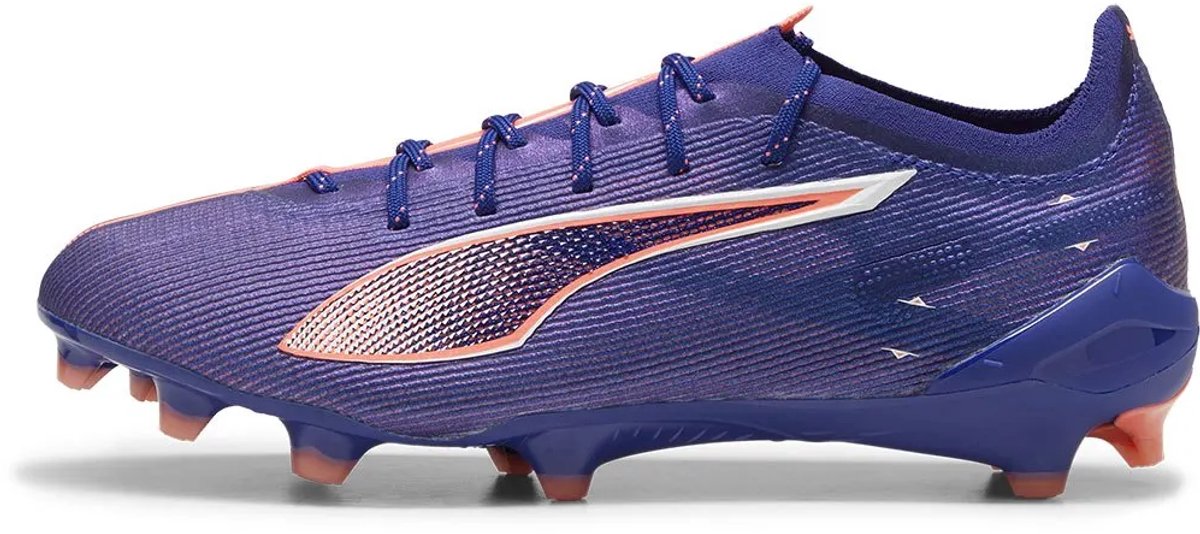 Puma Ultra 5 Ultimate FG voetbalschoenen in blauw, EU 40, met een gestroomlijnd design en opvallende details.