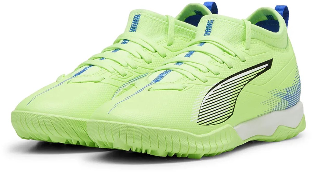 Lichtgroene Puma Ultra 5 Match TT voetbalschoenen voor jongens en meisjes, EU 37, met ondersteunend frame en lage buitenzool.