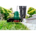Close-up van de Bosch EasyGrassCut 18V-230 grastrimmer die gras maait.
