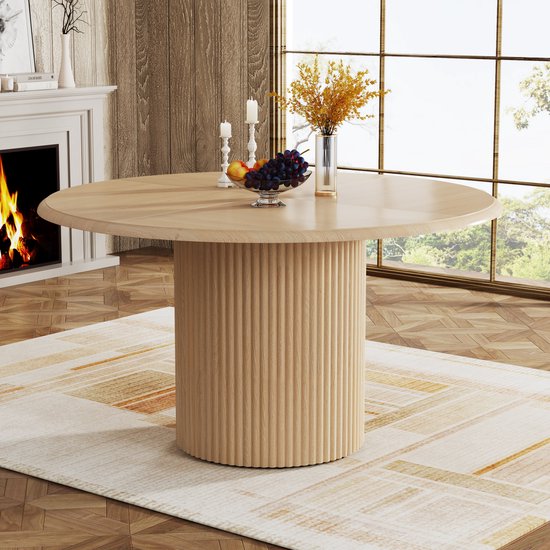 Ronde eettafel met een houten tafelblad met visgraatmotief en een gecanneleerde, cilindervormige houten poot.
