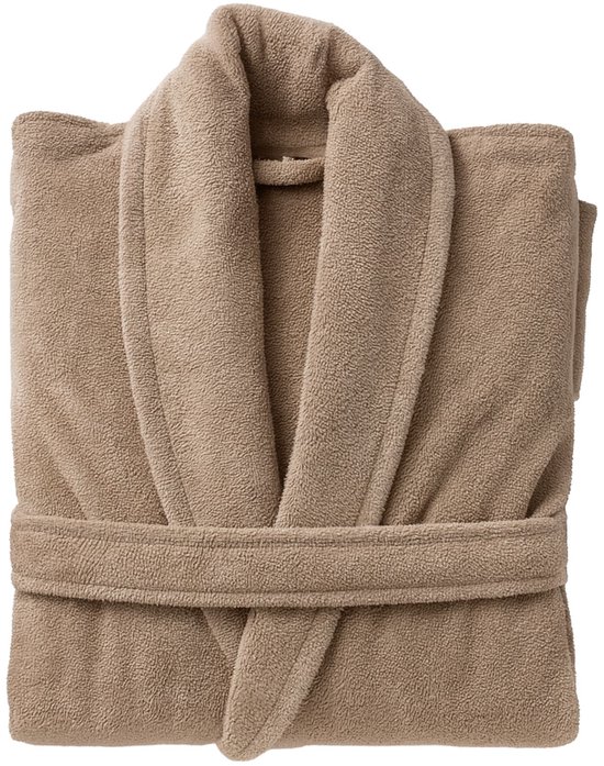 Gevouwen taupe badjas met ceintuur en opstaande kraag, op witte achtergrond.