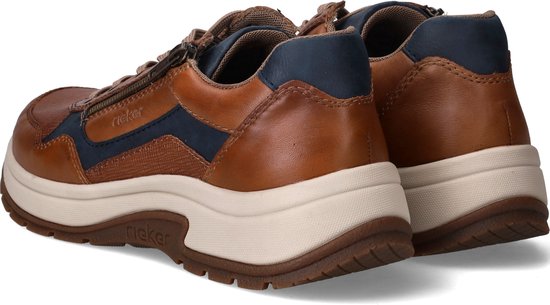 Achterkant bruine Rieker sneakers met veters en rits, blauwe en beige accenten.