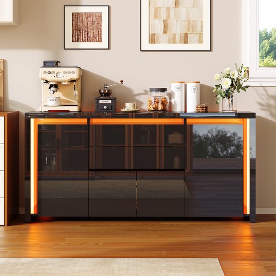 Bahut noir laqué avec portes et tiroirs fermés. Éclairage LED orange le long des côtés et du bord supérieur. Reflet d'un jardin visible.