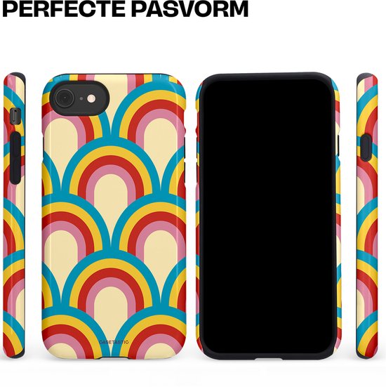 Telefoonhoesje met veelkleurige pastelregenboogpatroon en gele achtergrond. Afgebeeld vanaf de zijkant en achterkant.