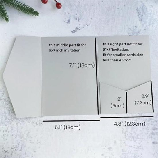 Een zilveren kaarthouder met afmetingen en specificaties voor het plaatsen van 5x7 inch uitnodigingen.