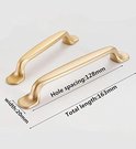 Twee matte gouden grepen, één met afmetingen: breedte 20 mm, gatafstand 128 mm, totale lengte 163 mm.
