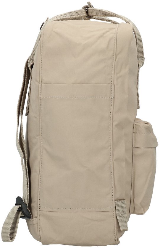 Beige Kånken rugzak, gezien vanaf de zijkant, met één zijvak.