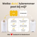 Twee witte luiertrekkers naast elkaar. Links de 'Plus' variant met opklapbaar voetpedaal en scharnierend deksel. Rechts de 'Standaard' variant zonder voetpedaal. "Compact & Elegant" "Extra gemak & stabiliteit".