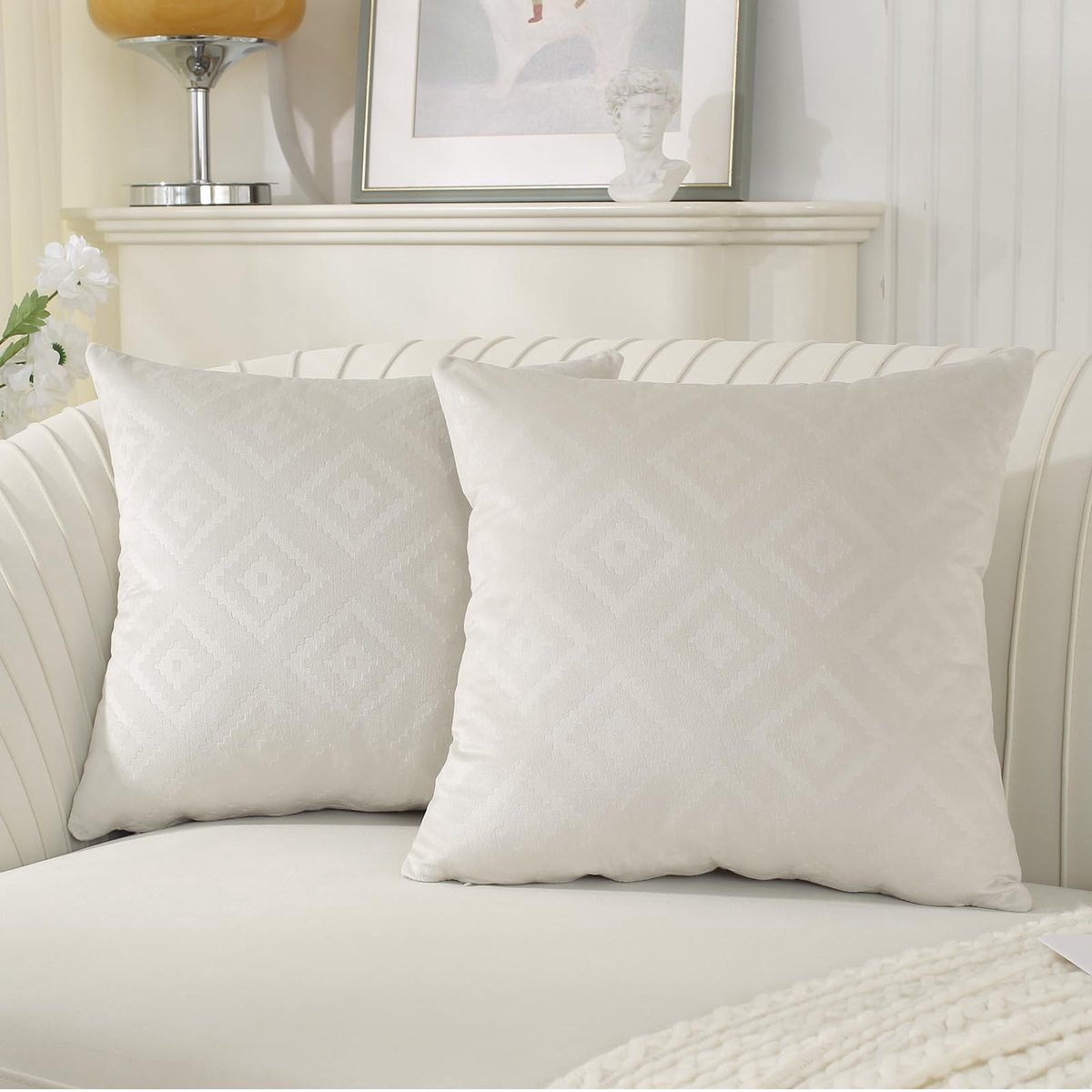 Unyqoos Zachte en stijlvolle fluwelen kussenslopen 50x50 cm set van twee stuks beige/wit