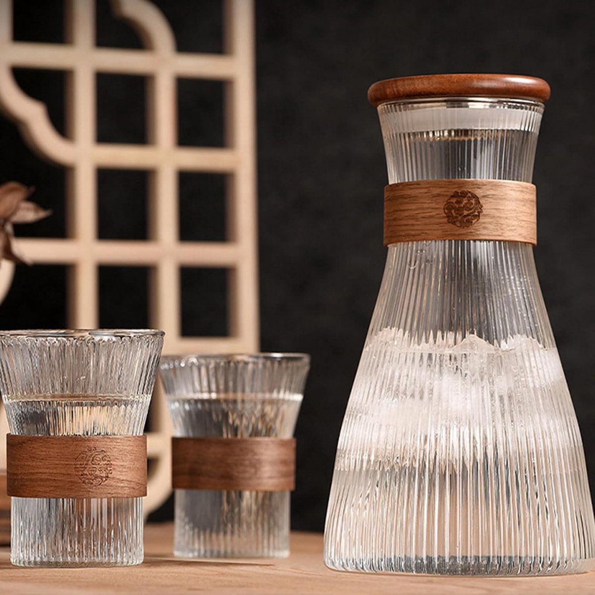 Glazen Kan 1,5 L met 2 Glazen 330 ml en Siliconen Deksel - Modern Streepdesign