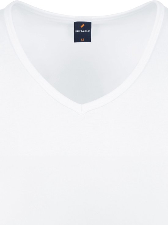 Sluit de witte V-hals t-shirt, met label "SUITABLE" en maat "M".