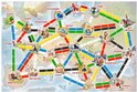 Speelbord van Ticket to Ride: Mijn Eerste Reis. Kaart van Europa met treintjes, steden en routes.