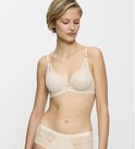 Mannequin portant un soutien-gorge à armatures beige avec détails en dentelle et culotte assortie.