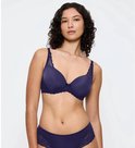 Model met donkerblauwe beha met kanten details en bijpassende slip.
