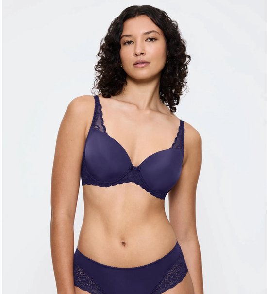 Model met donkerblauwe beha met kanten details en bijpassende slip.